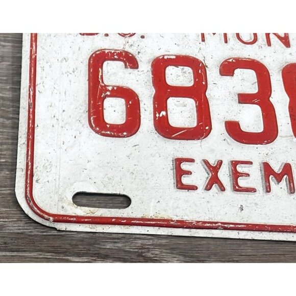 Vintage 1975 British Columbia "MUNICIPAL EXEMPT" License Plate 68382 Red w/ Whit - Picture 2 of 5